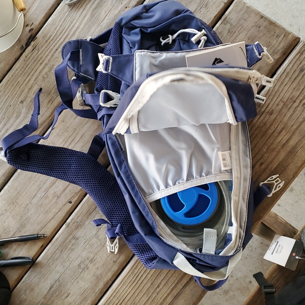 Back pack with water supply bladder - Picture 4 of 5